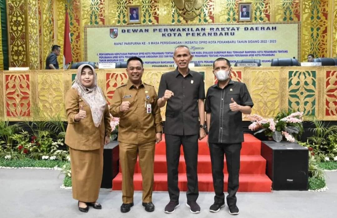 Pemko Pekanbaru Laporkan Hasil Evaluasi APBD-P ke DPRD Dalam Paripurna