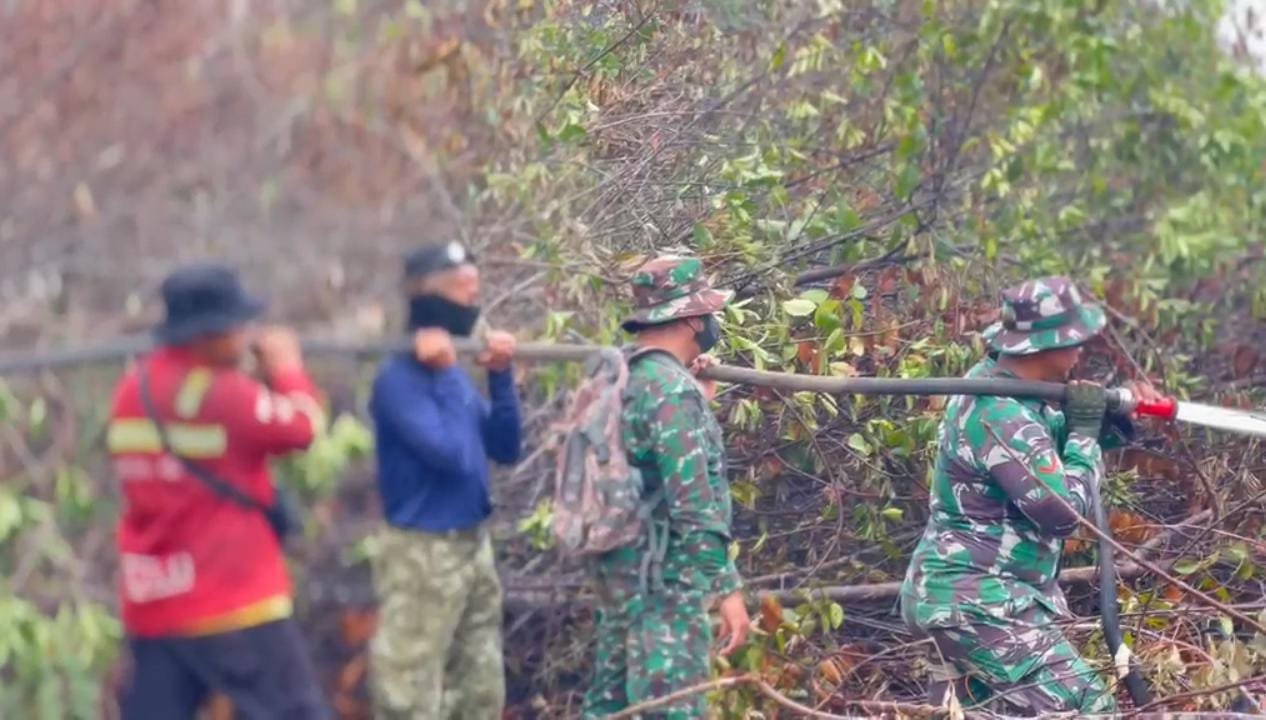 Kodam XIX/Tuanku Tambusai Intensifkan Pemadaman Karhutla di Inhu, Titik Api Masih Ditangani